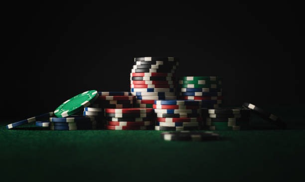 mekar11 Android app showing live blackjack table with dealer and multilingual chat overlay